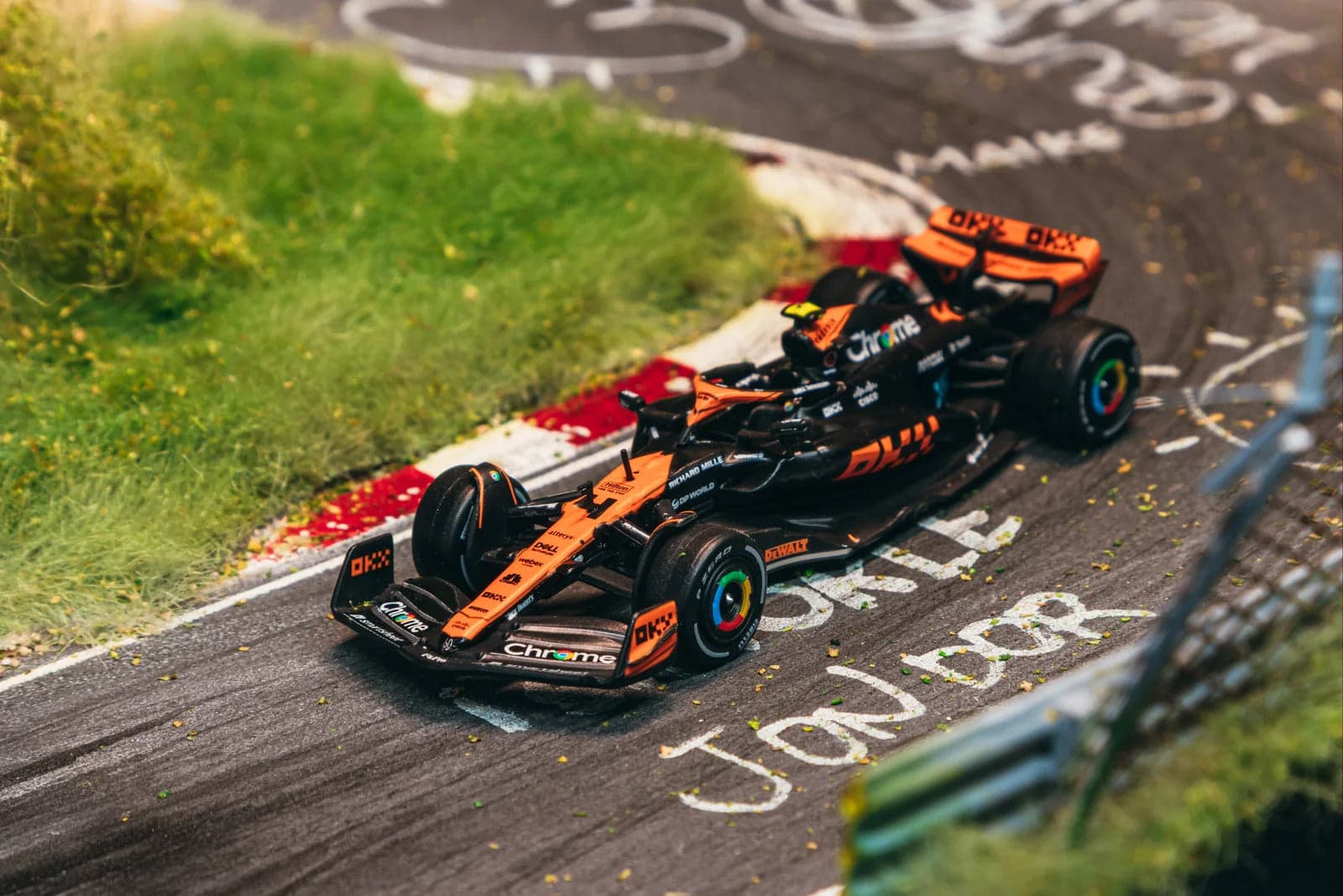 Tarmac Works 1:64 McLaren F1 MCL60 Japanese Grand Prix 2023 Lando Norris – 1:64 diecast car – photo 2