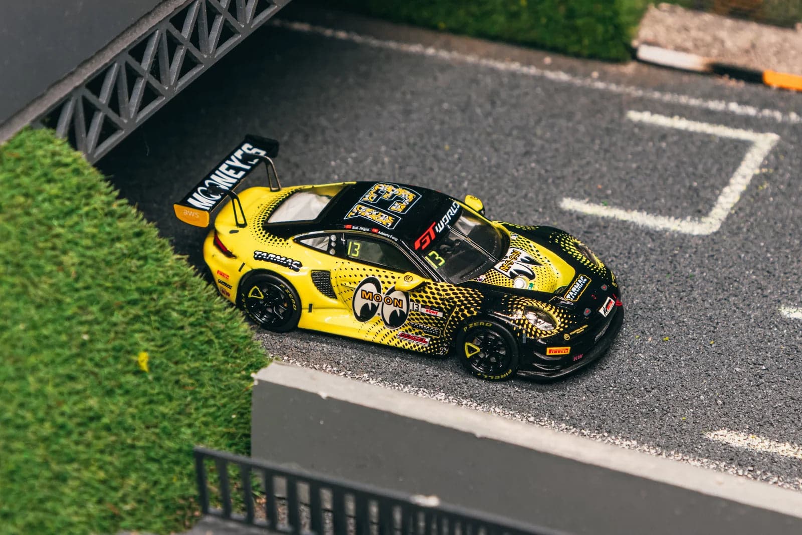 Tarmac Works 1:64 Porsche 911 GT3 R GT World Challenge Asia 2025 – 1:64 diecast car – photo 5