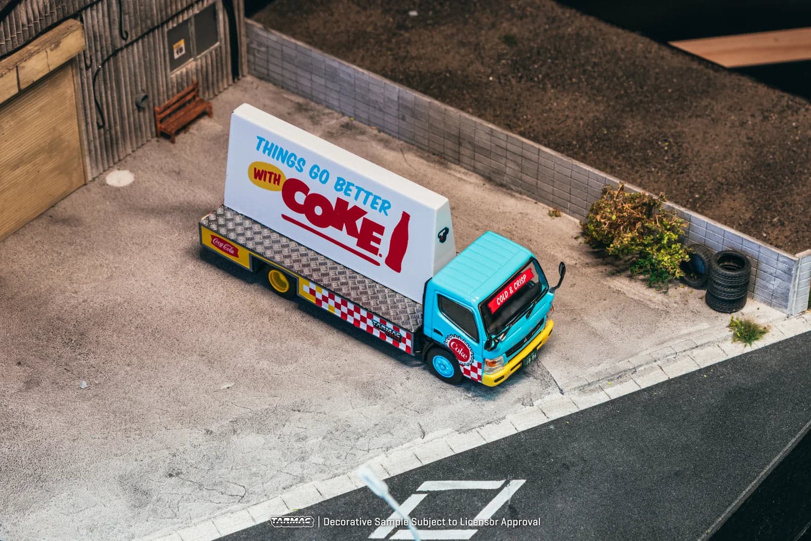 Tarmac Works 1:64 Mitsubishi Fuso Canter -Advertisement Truck COCA-COLA – 1:64 diecast car – photo 4