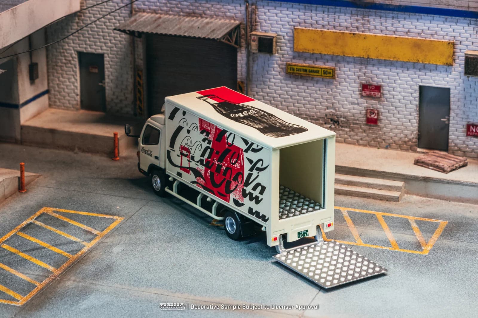 Tarmac Works 1:64 Mitsubishi Fuso Canter COCA- COLA – 1:64 diecast car – photo 3