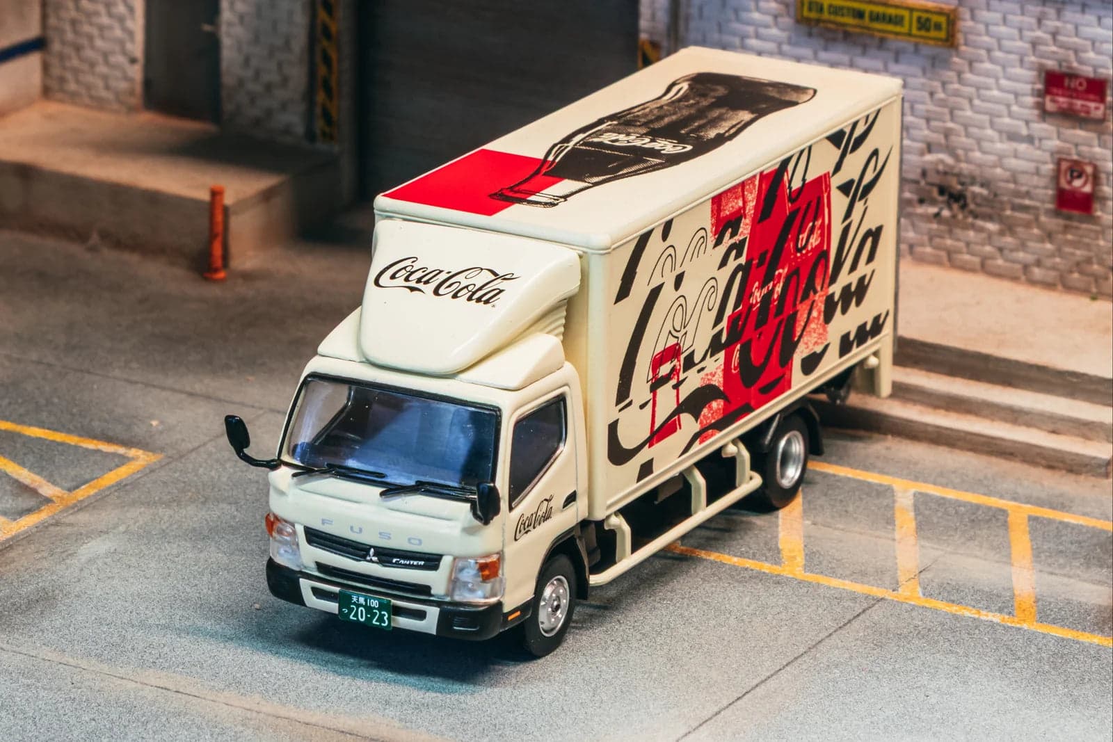 Tarmac Works 1:64 Mitsubishi Fuso Canter COCA- COLA – 1:64 diecast car – photo 4