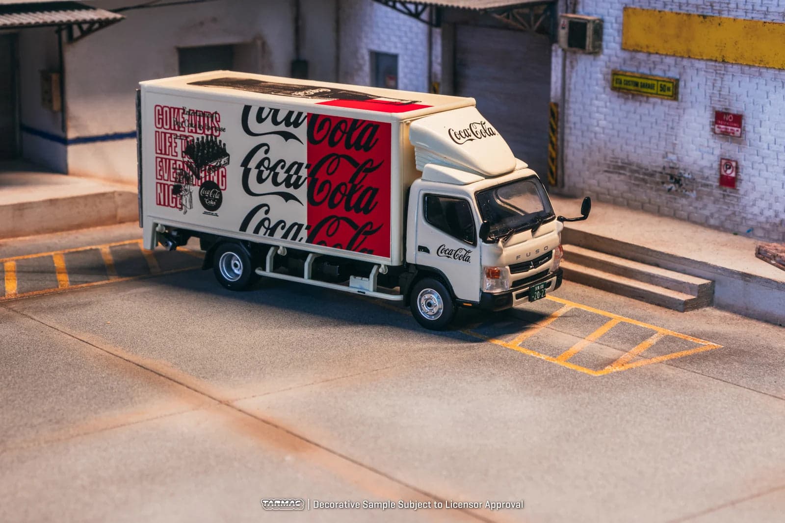Tarmac Works 1:64 Mitsubishi Fuso Canter COCA- COLA – 1:64 diecast car – photo 5