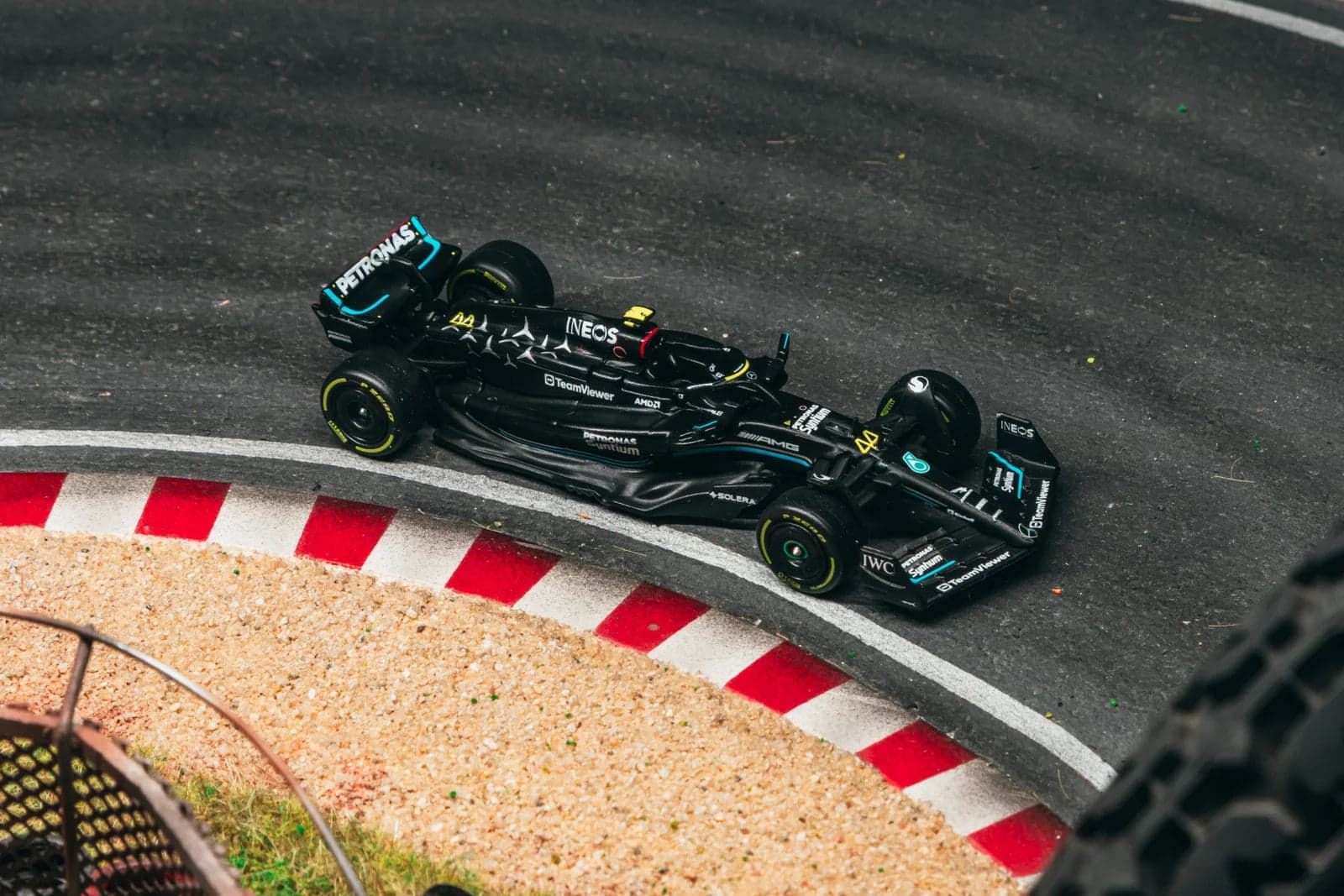 Tarmac Works 1:64 Mercedes-AMG F1 W14 E Performance Italian Grand Prix 2023 #44 Lewis Hamilton – 1:64 diecast car – photo 2