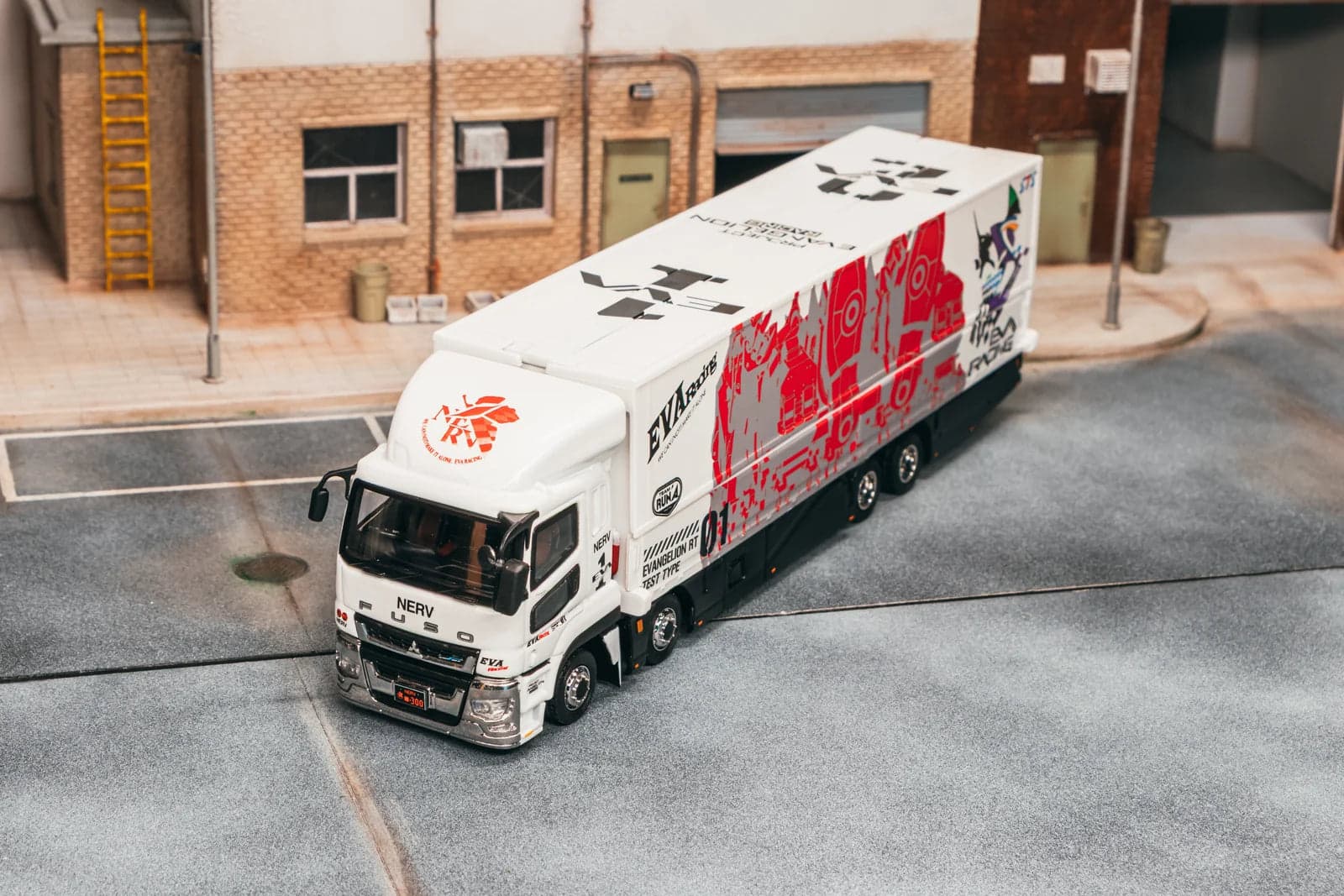 Tarmac Works 1:64 Mitsubishi Fuso Super Great EVA Racing – 1:64 diecast car – photo 5