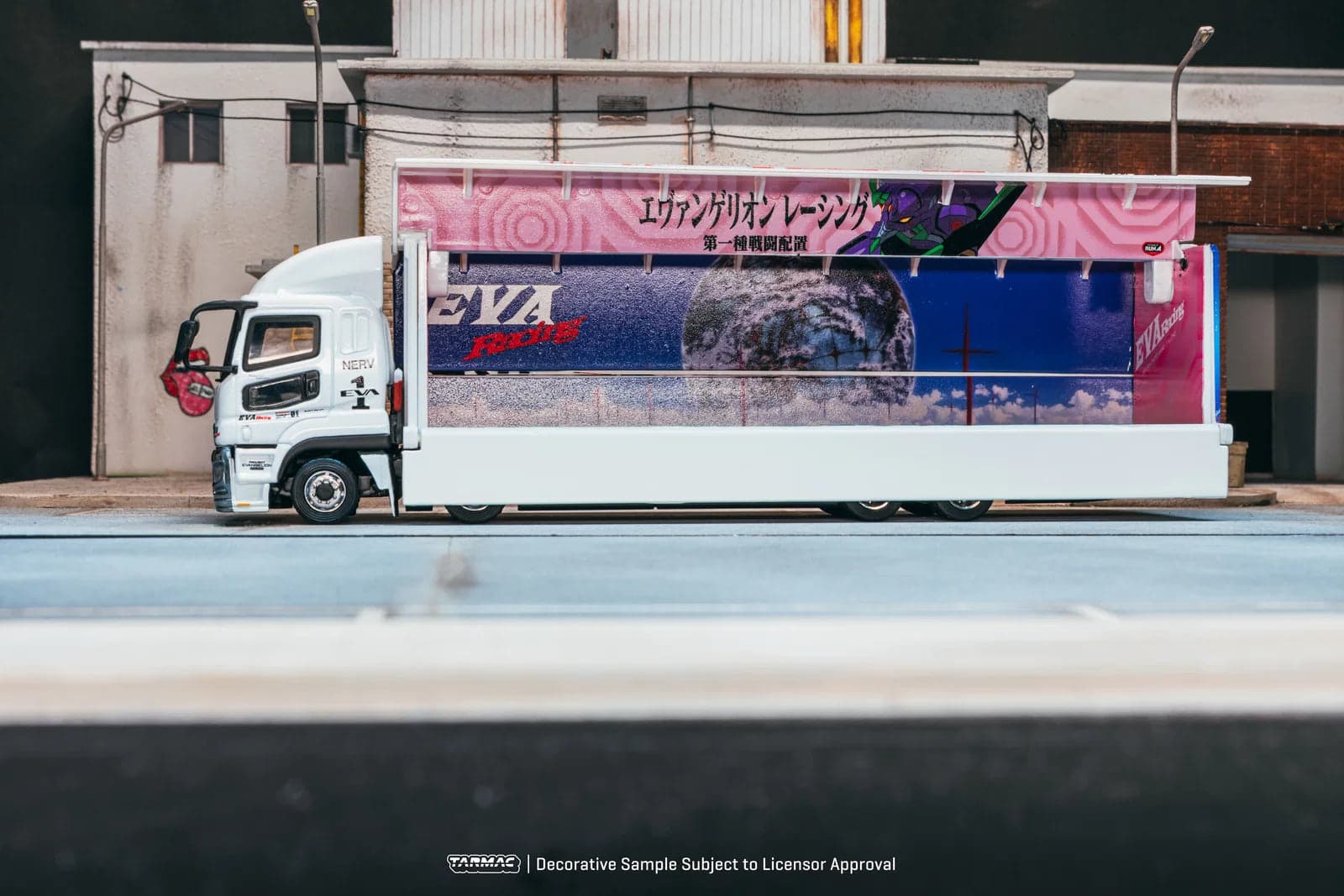 Tarmac Works 1:64 Mitsubishi Fuso Super Great EVA Racing – 1:64 diecast car – photo 6