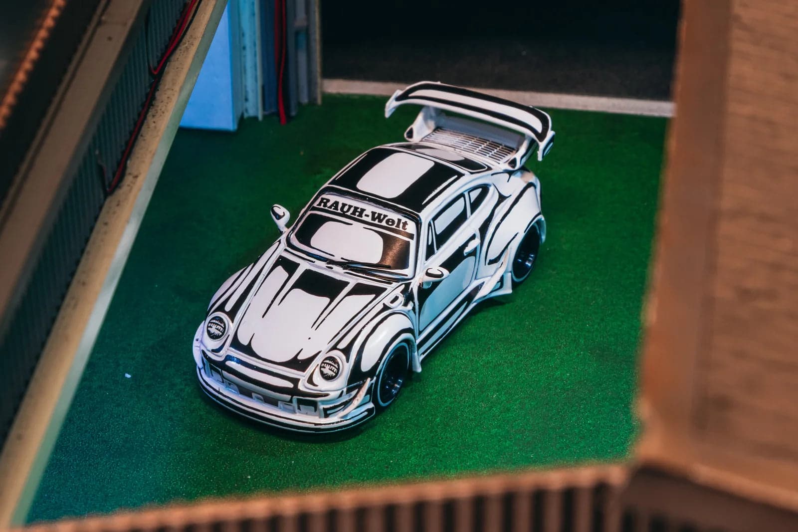 Tarmac Works 1:64 RWB 993 – Designed by JOSHUA VIDES – Hobby64 – 1:64 diecast car – photo 2