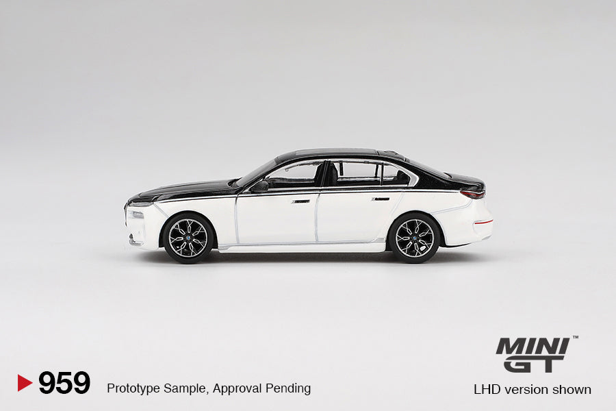 BMW i7 xDrive60 Alpine White / Black Sapphire