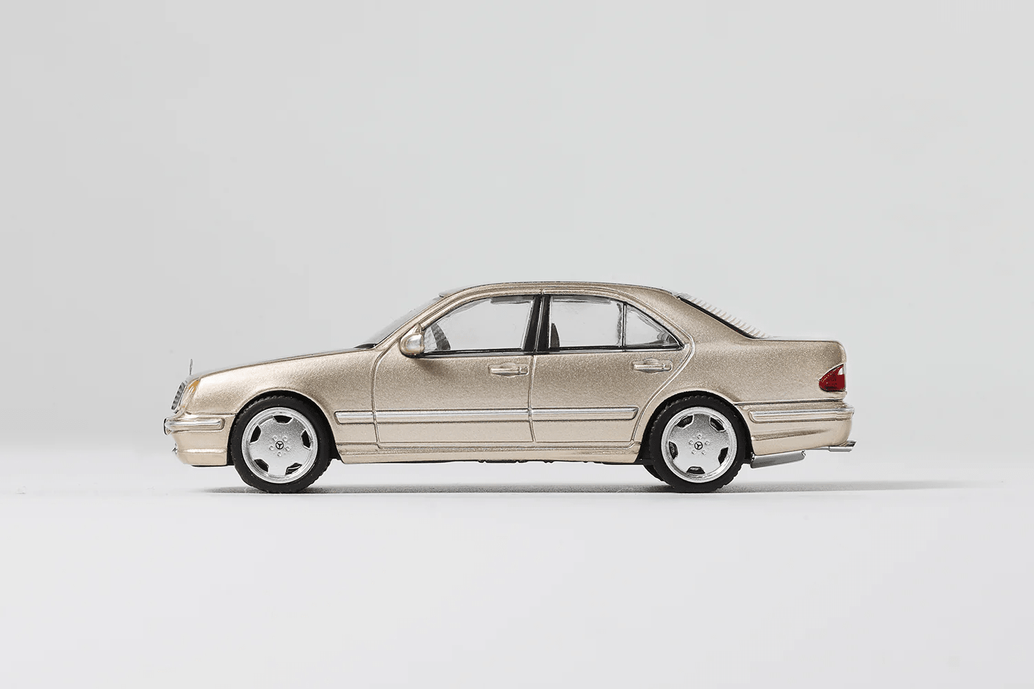 Shadow 1:64 Mercedes-Benz E55 AMG W210 Gold - 1ISTO64